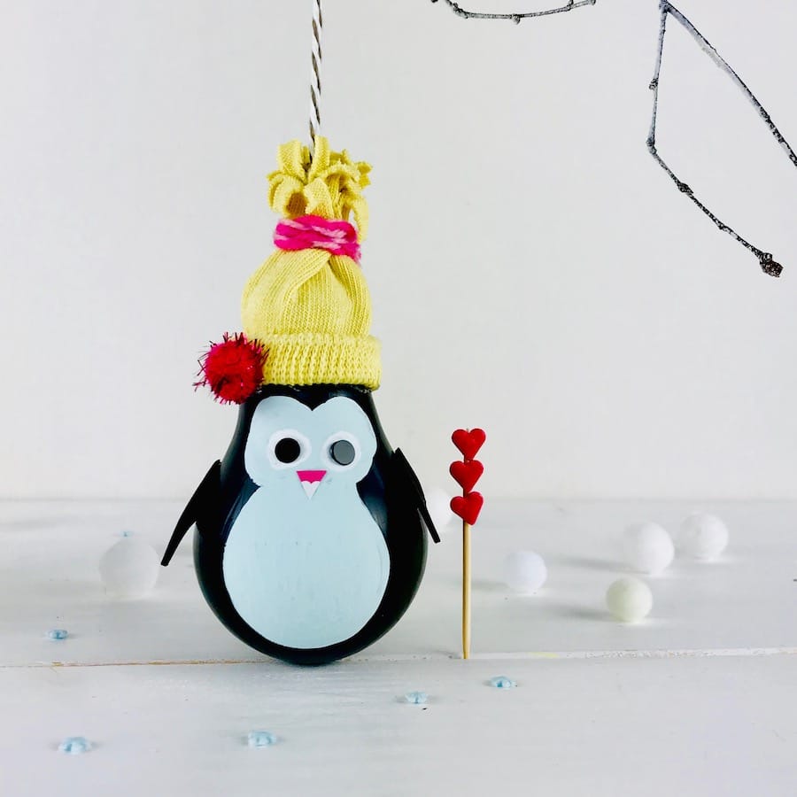 Baumschmuck aus Gluehlampe, basteln, Pinguin, Upcycling