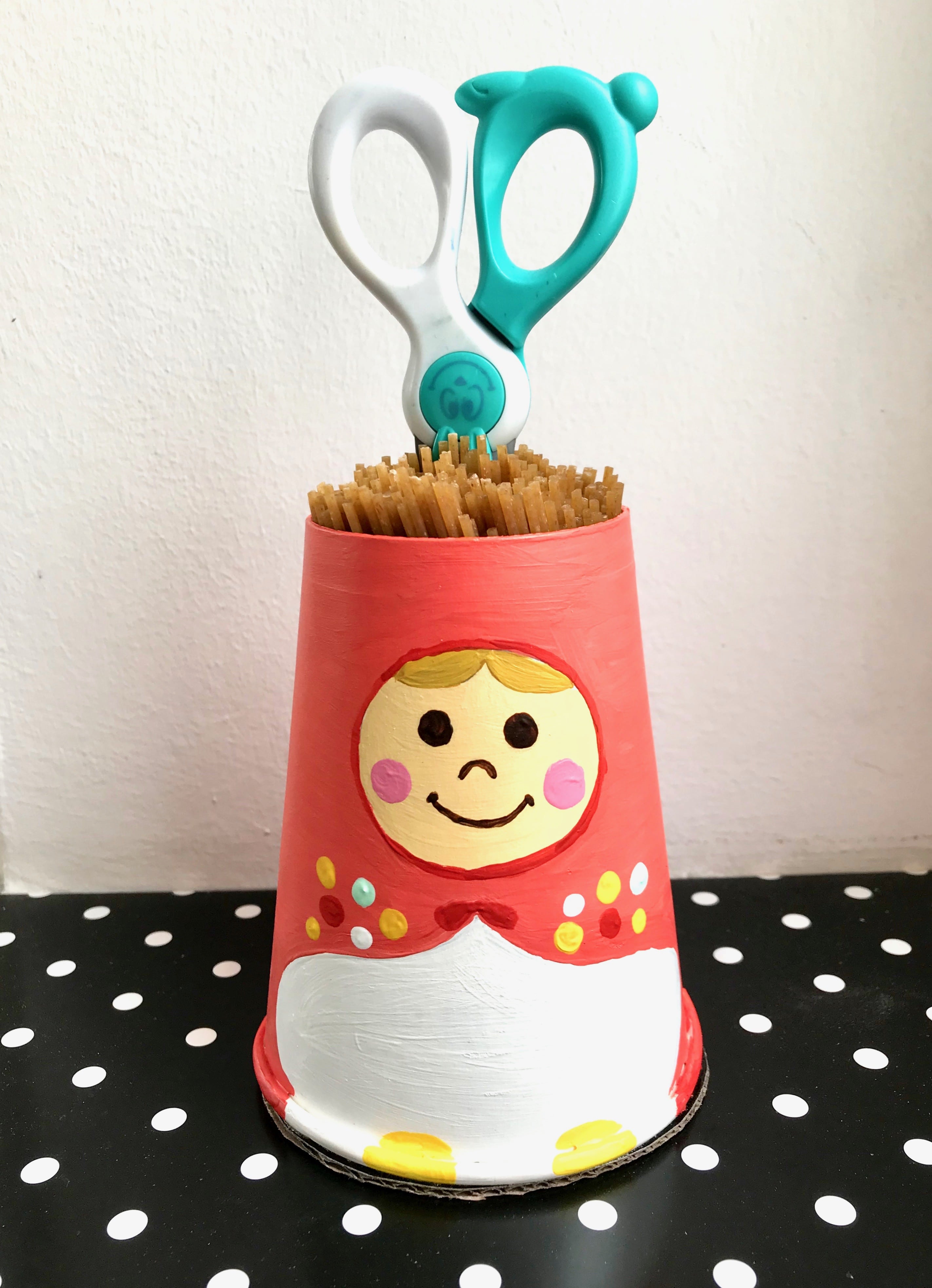 Basteln mit Pappbechern, DIY Utensilo Stiftehalter Matrjoschka basteln