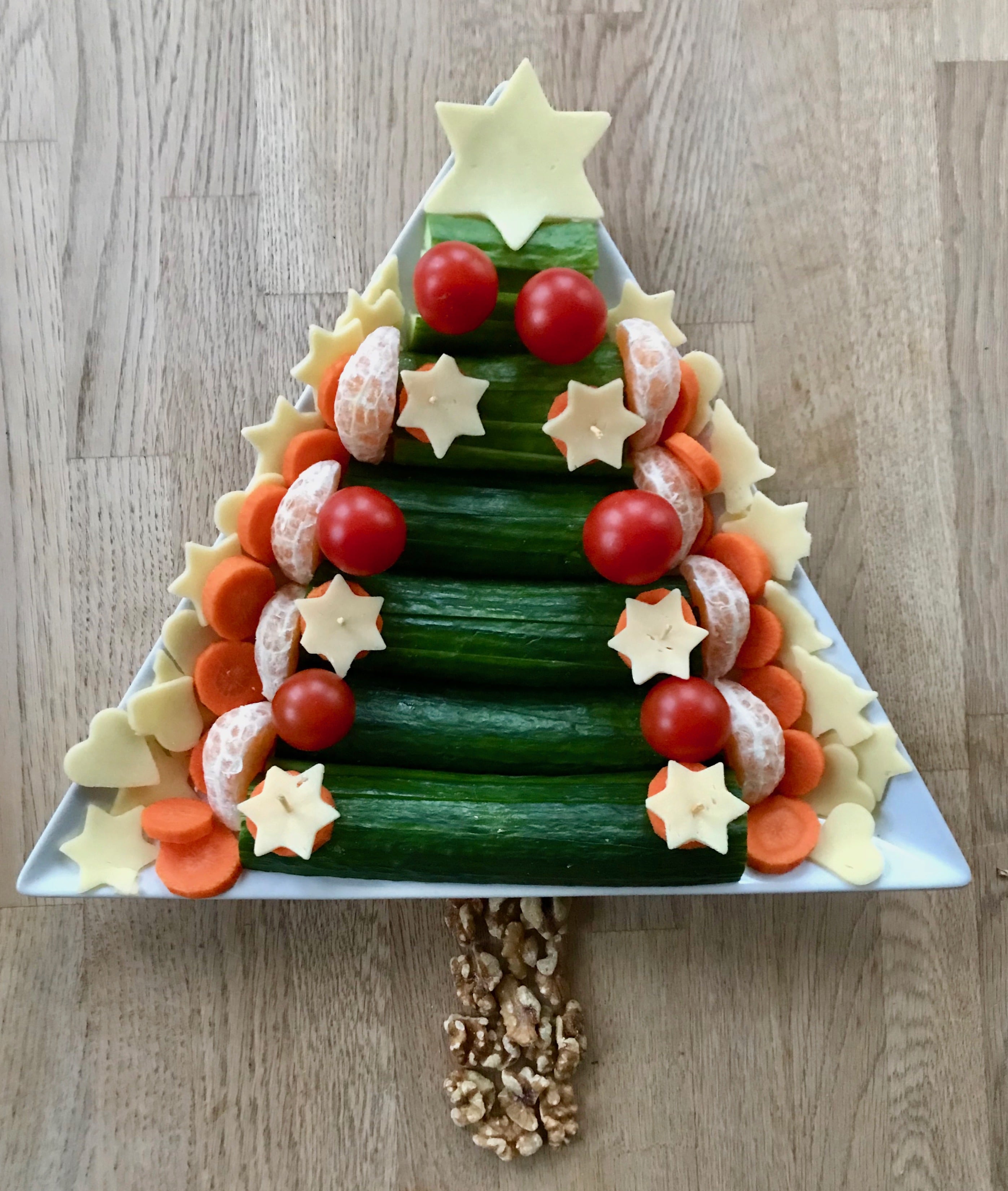 Weihnachtsbaum Gemüseteller, gesunder Partsnack, Kindergeburtstag im Winter