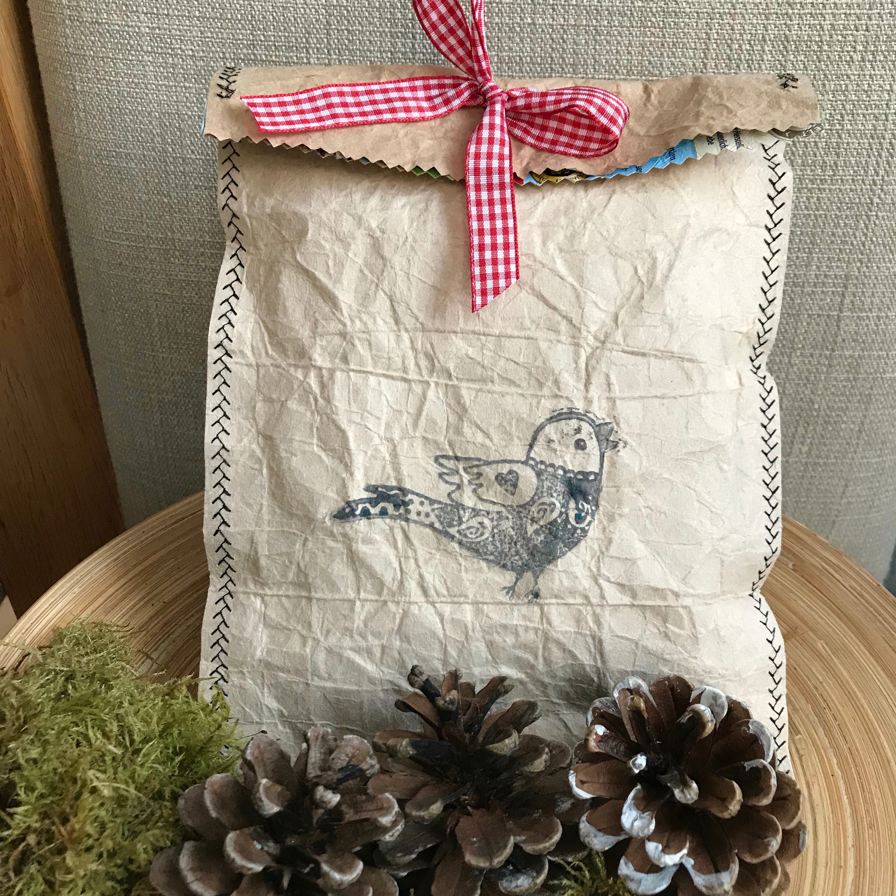 Geschenktüte aus Tetrapak basteln, Anleitung für ein Upcycling DIY Geschenktüte für Geburtstag oder Weihnachten