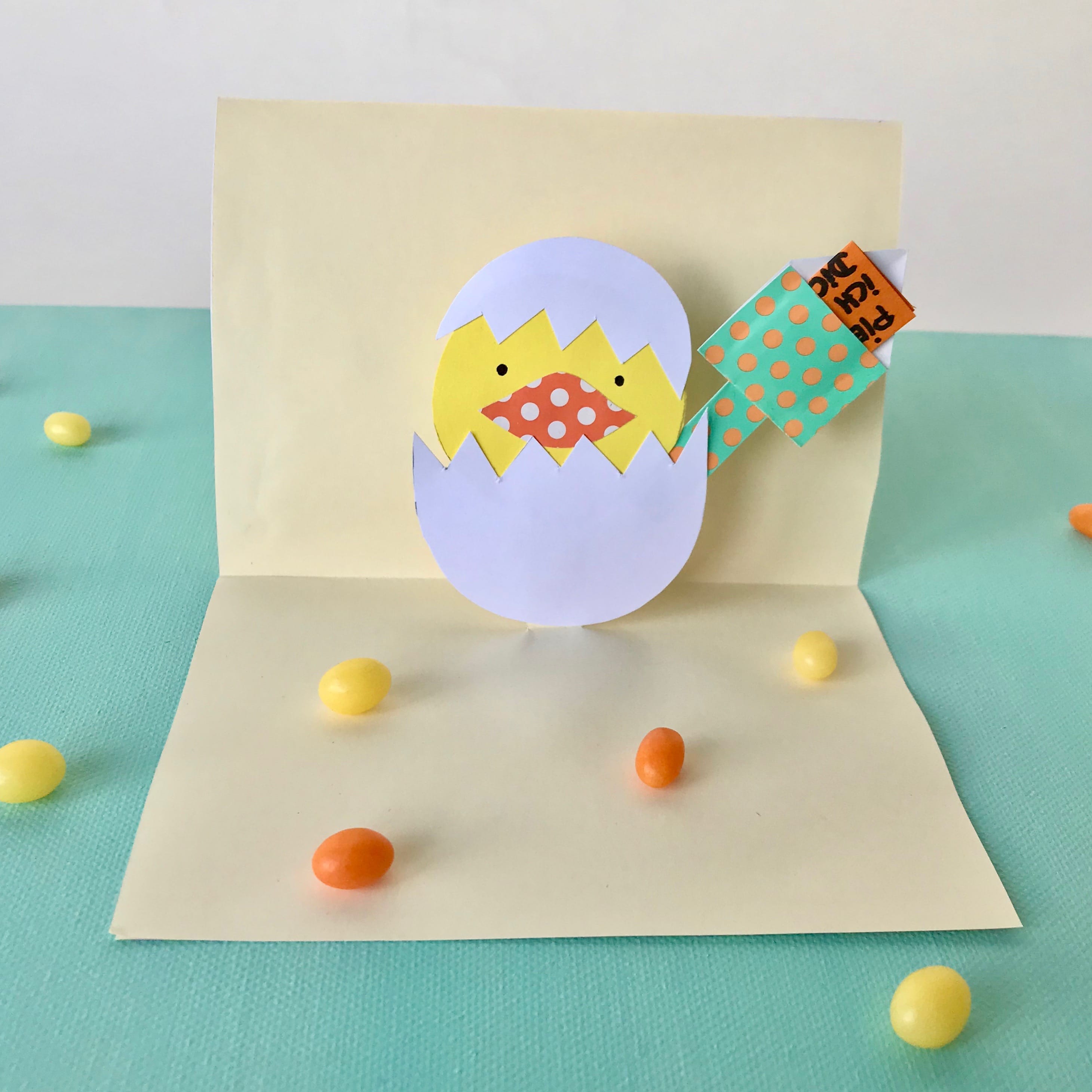 Osterbasteln mit Kindern, Osterkarte mit Kueken basteln, Kindebastelidee