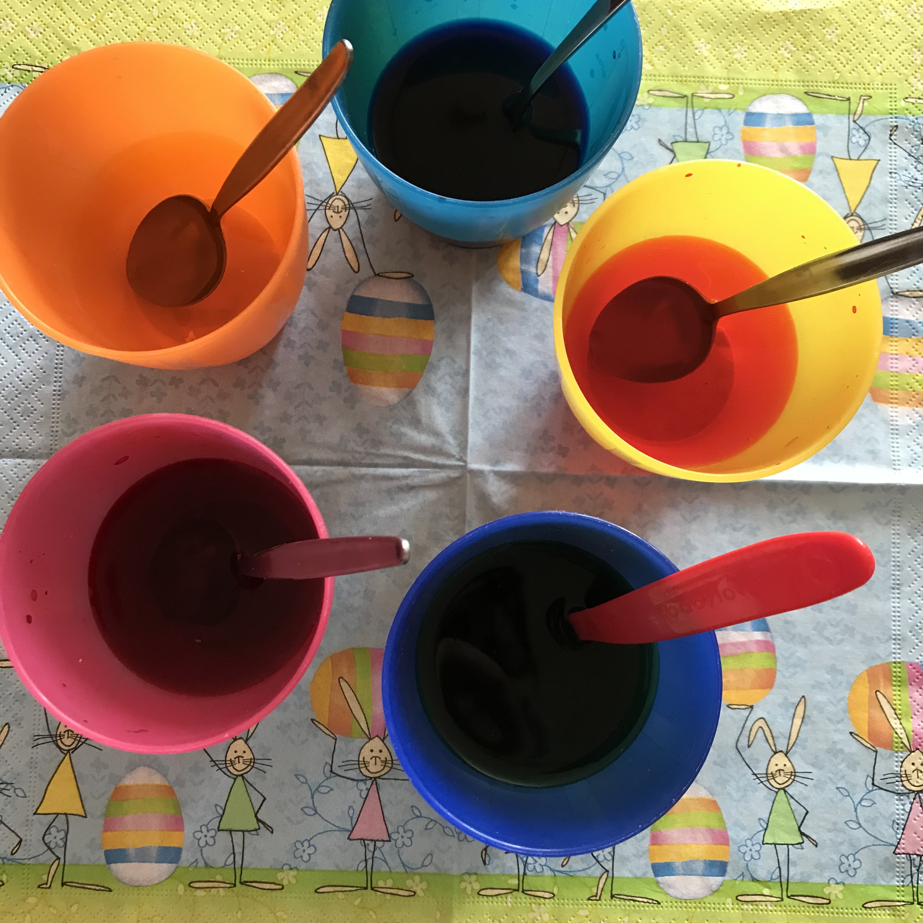 DIY Ostereier, Kaltfarbe zum Ostereier färben