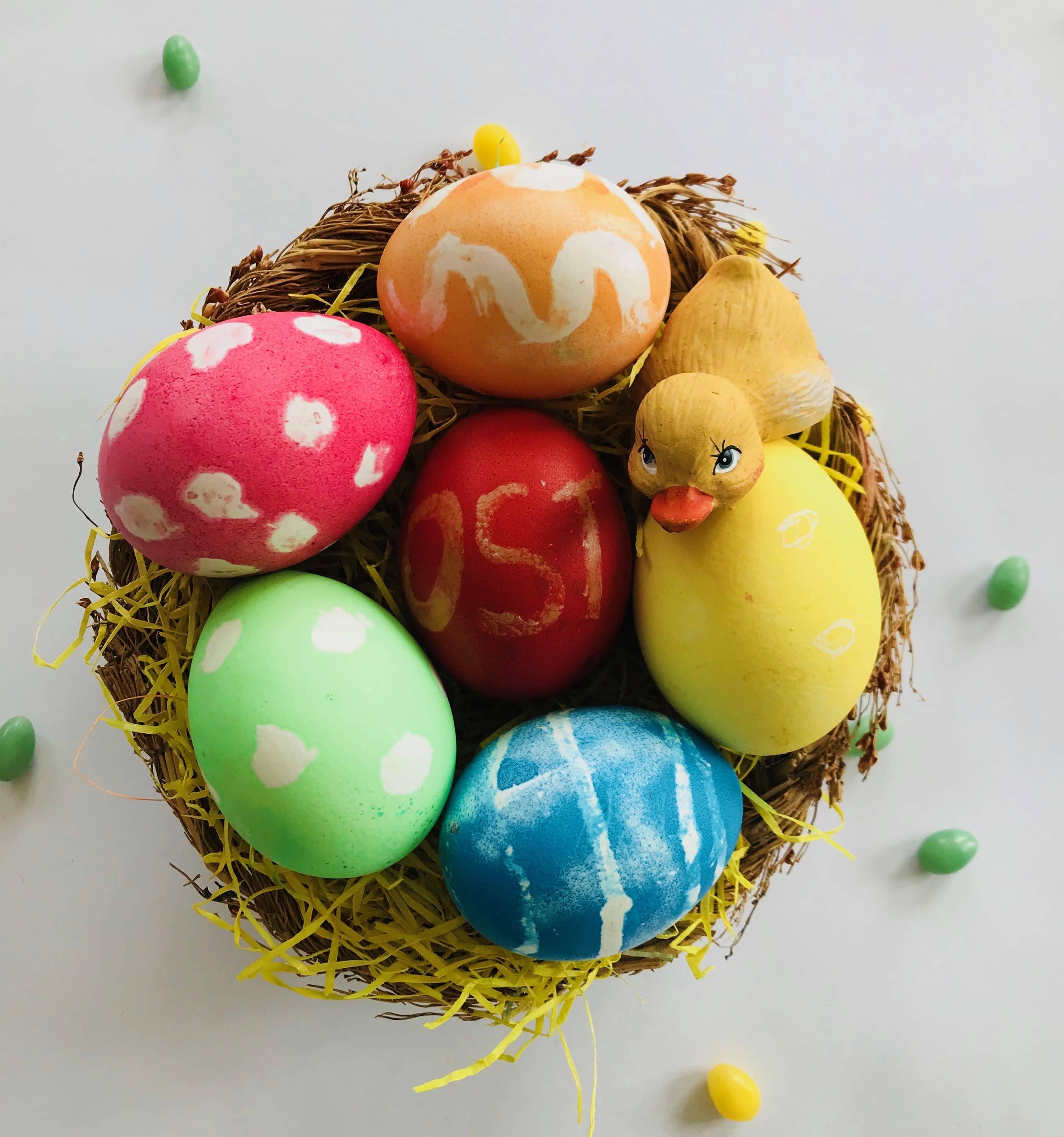 Ostereier mit Kindern faerben - mit Kerzenwachs Motive aufmalen