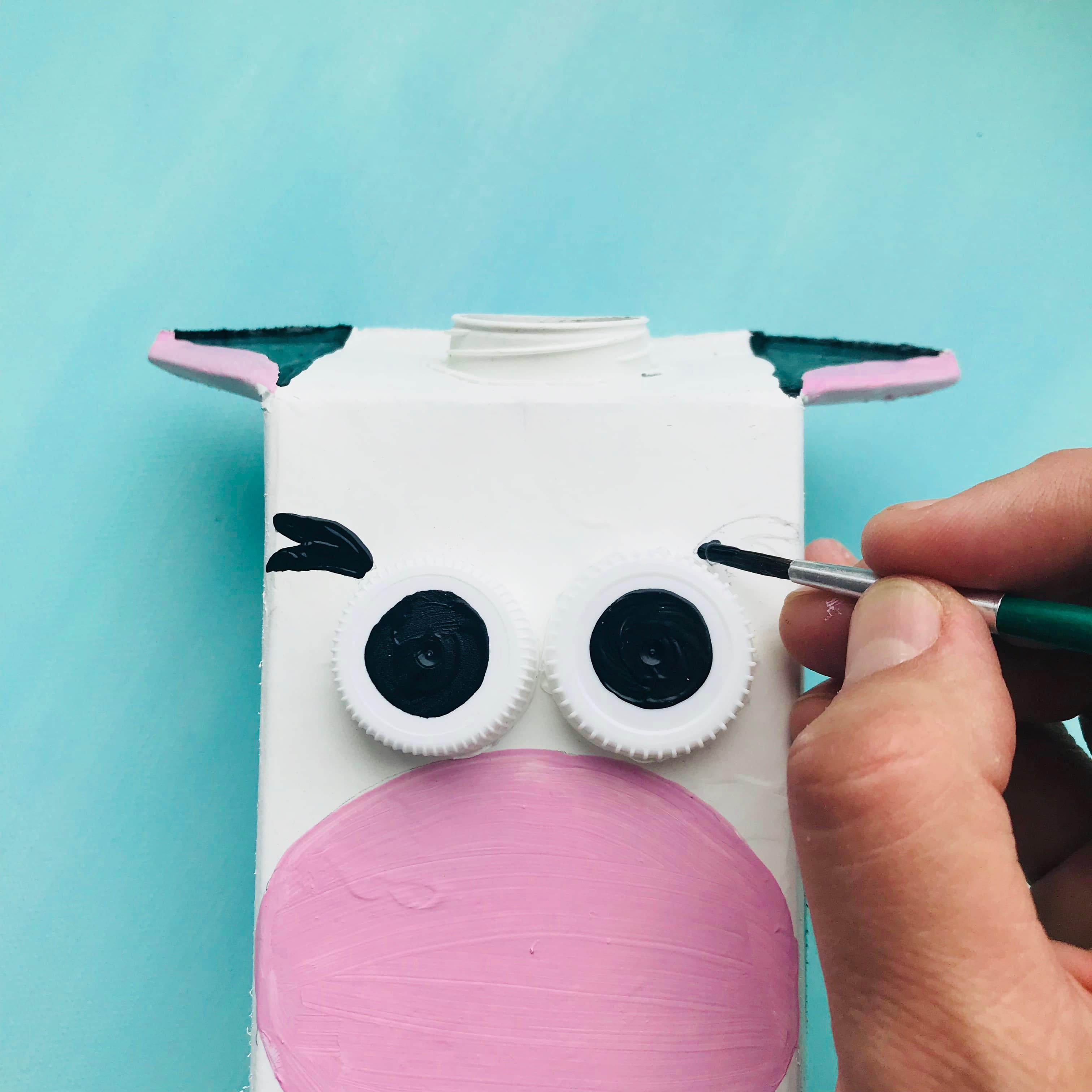 basteln-mit-getraenkekartons-tgießkanne-aus-milchkarton-selber-machen-upcycling