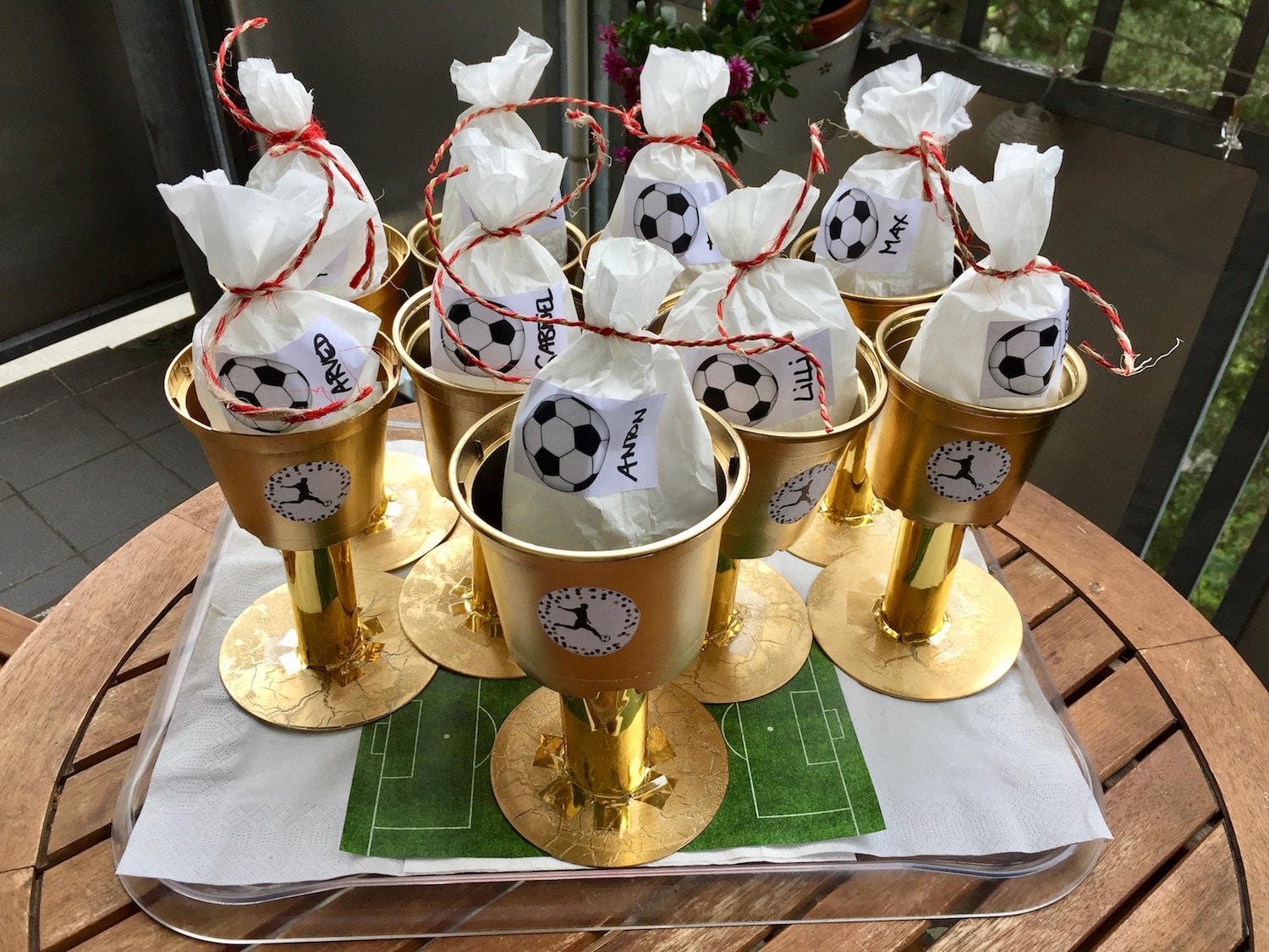 Fußball Kindergeburstag, DIY Pokale als Mitgebeseltüte selber machen