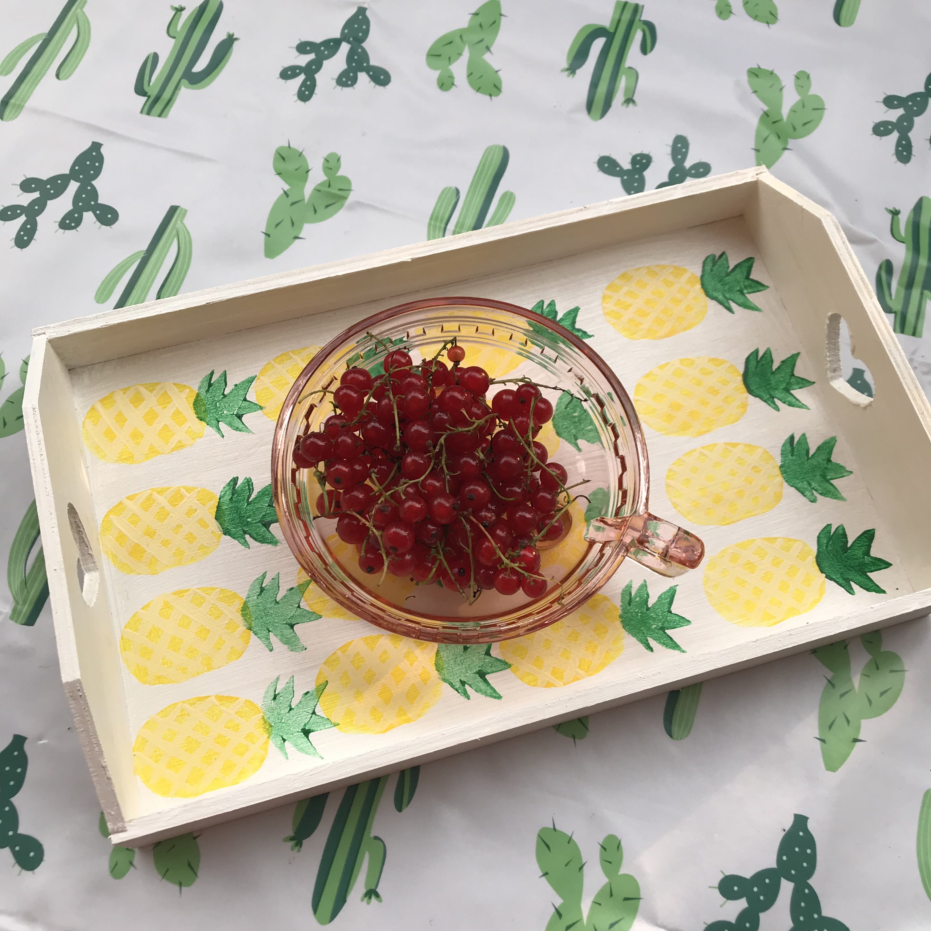 holztablett-bemalen-ananas-sommer-diy-selbermachen-upcycling-idee