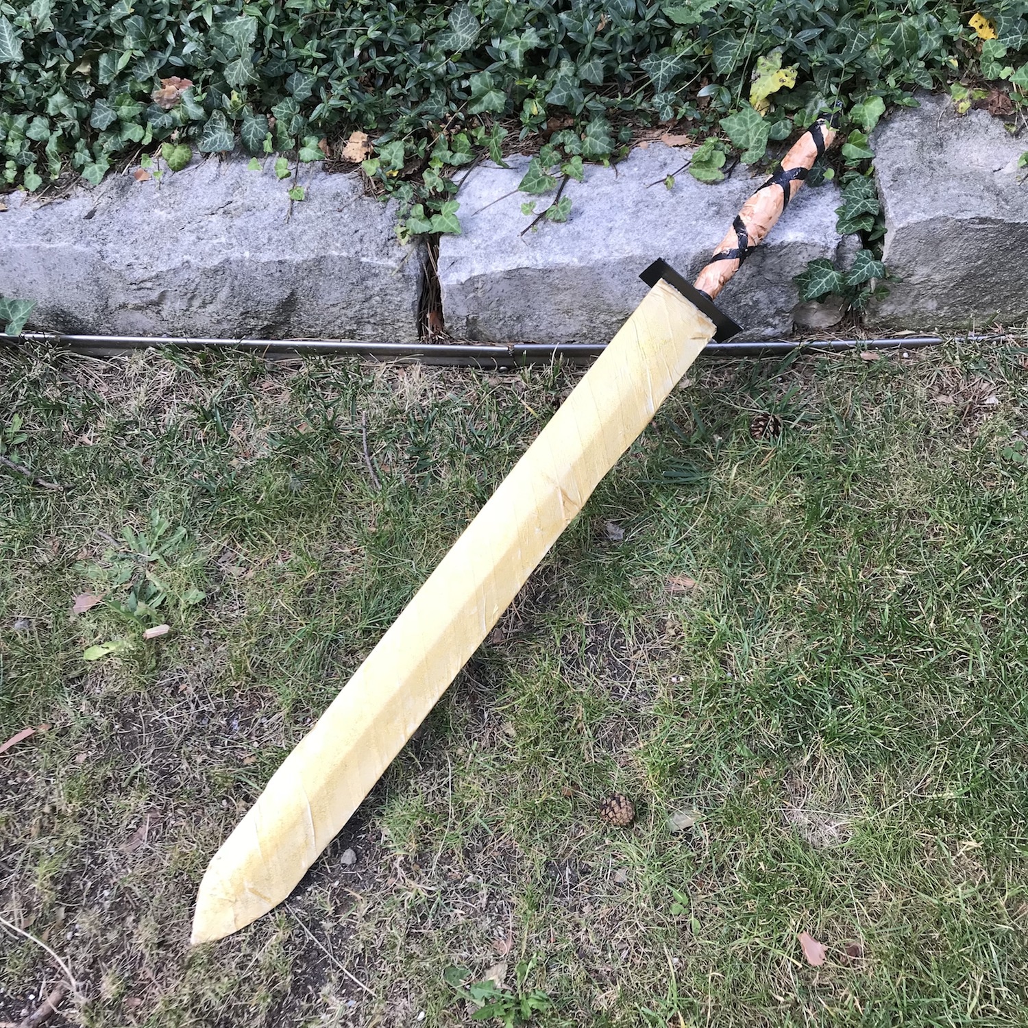 ninjago-geburtstag-spiel-idee-schwert-der-prophezeiung-aus-pappkarton-basteln-upcycling