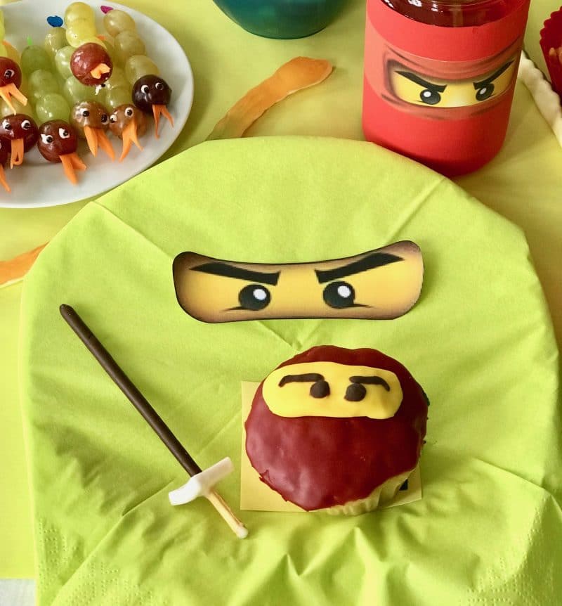 Ninjago Geburtstag, DIY Einladungskarte basteln, Tischdeko selber machen, Rezept Ninjago Muffins, Essen, Spiele, Mitgebseltüte selber machen, Spielideen