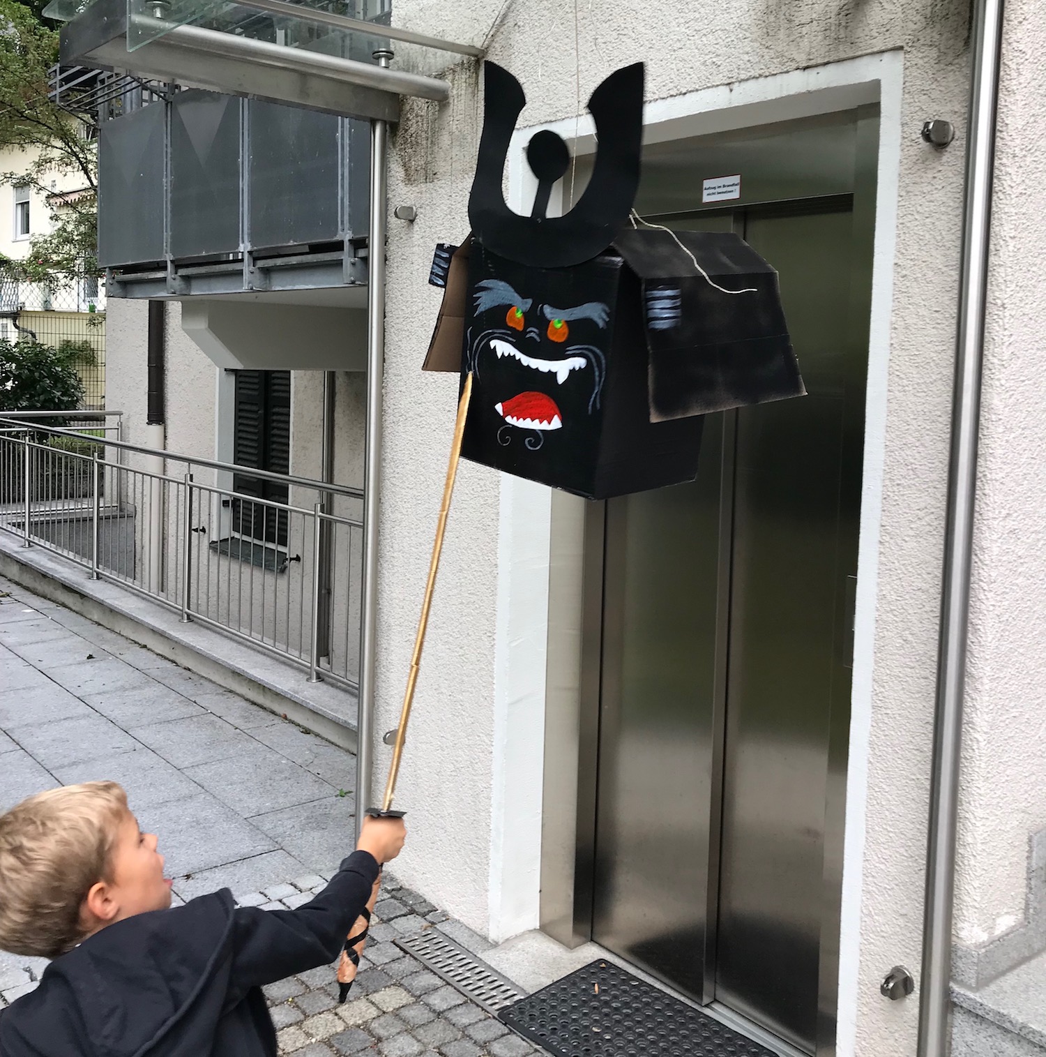 ninja-geburtstag-pinata-aus-versandkarton-basteln