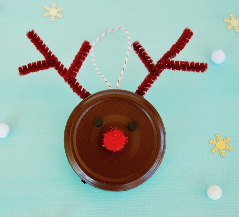 Zu Weihnachten mit Kindern basteln: Tierische Weihnachtsanhänger aus Deckeln im Cuchikind Adventskalender 5 Weihnachten Basteln mit Kindern, Weihachtsschmuck, Upcycling, Cuchikind Adventskalender 2018, Rudolph