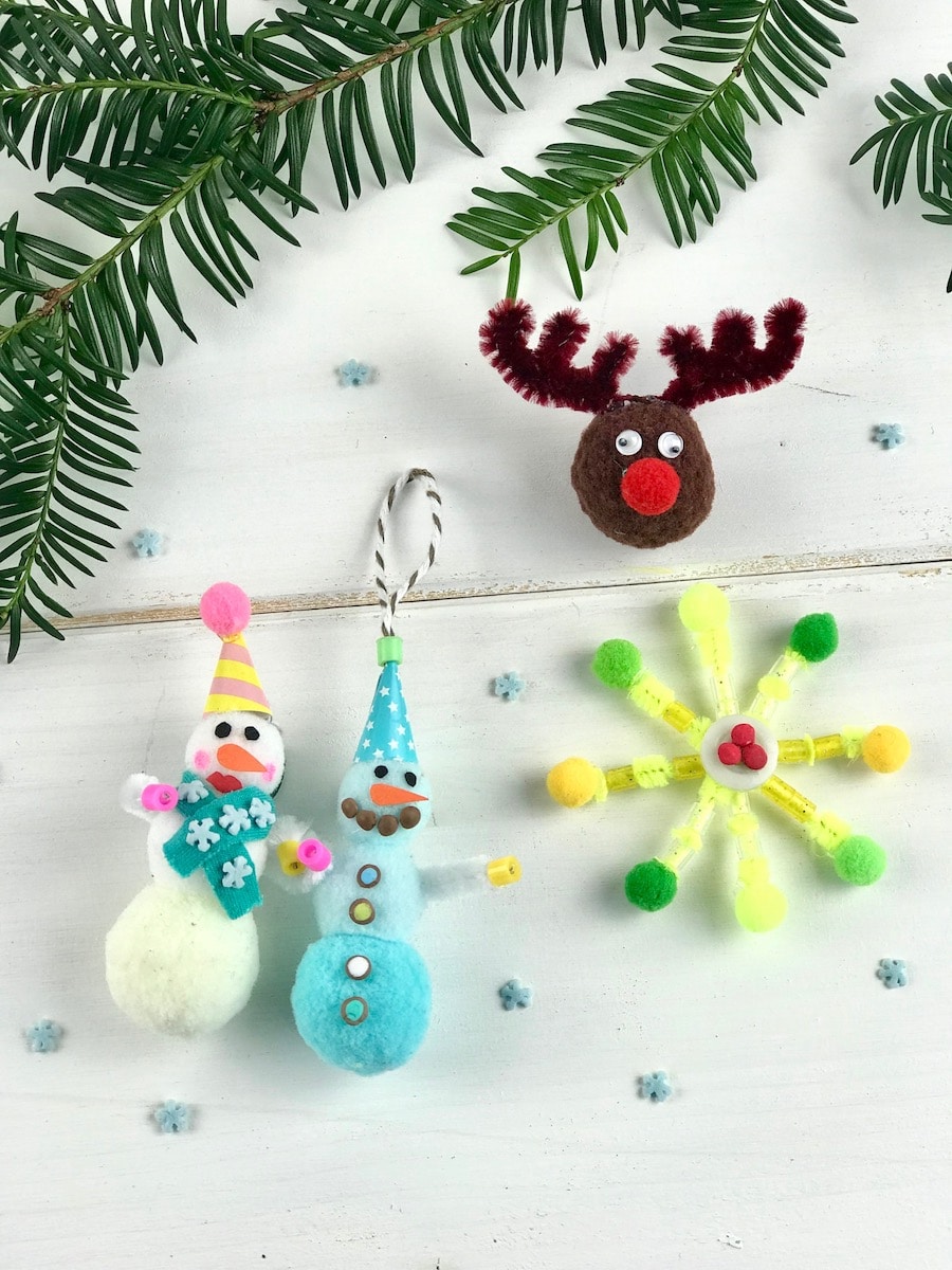 Weihnachtsbasteln mit Kindern zum Advent: 3 einfache Ideen 10 Weihnachtsbasteln mit Kindern zum Advent, DIY Weihnachtsschmuck, Pompoms, Schneemann, Rentier, Stern, basteln