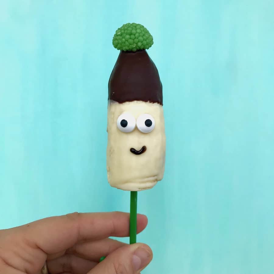 Schokobanane mit gruenem Bommel