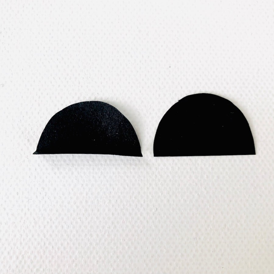 Partyhut Pandabaer, Ohren