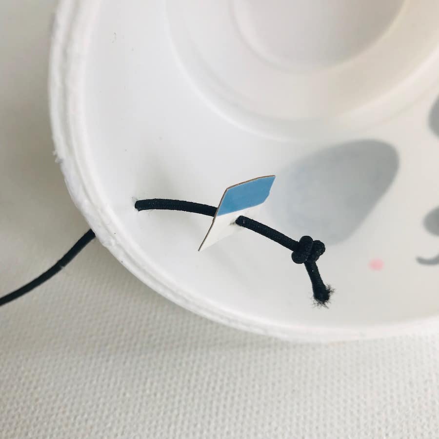 Partyhut Pandabaer, basteln, Hutgummi anbringen