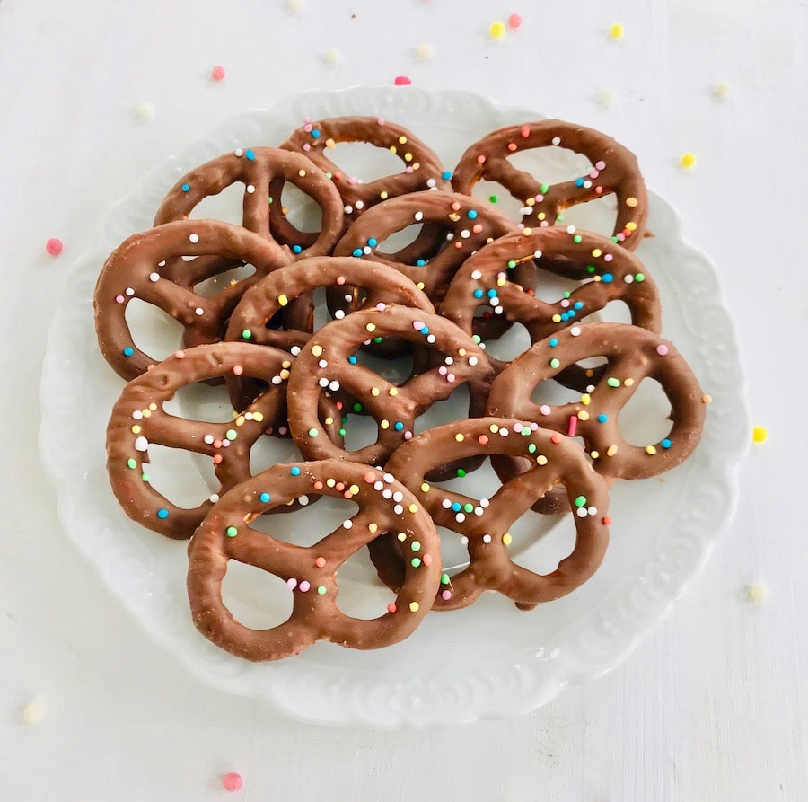 Snack fuer Kinderparty, Brezel mit Schokolade, selber machen
