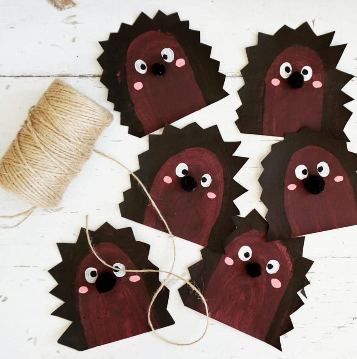 Herbstbastel mit Kindern, Igel Girlande aus Zeitungspapier, monstamoons