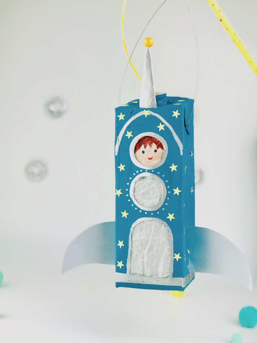Raketen Laterne aus Milchkarton basteln, Recycling fuer Kinder