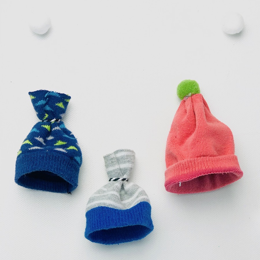 DIY Adventskalenders für Kinder: Ideen für die Füllung 17 Muetzen aus alten Kindersocken recyceln, Upcycling fuer Kinder