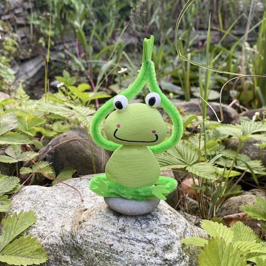 steine-bemalen-ideen-frosch-yogi-gartendeko