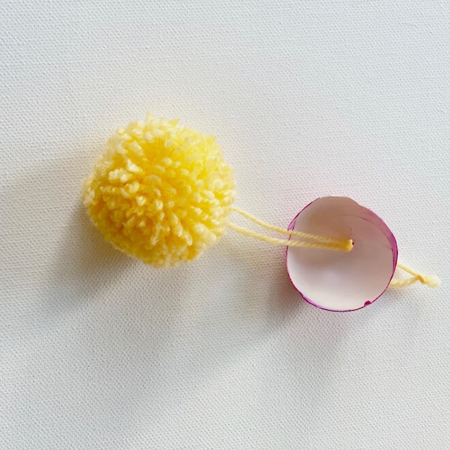 osterdeko-basteln-pompom-anleitung-kueken-diy