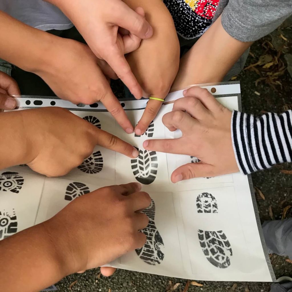 Detektiv Geburtstag planen leicht gemacht 7 Detektiv-schatzsuche-aufgabe-fuรabdruecke-diy-vorlage