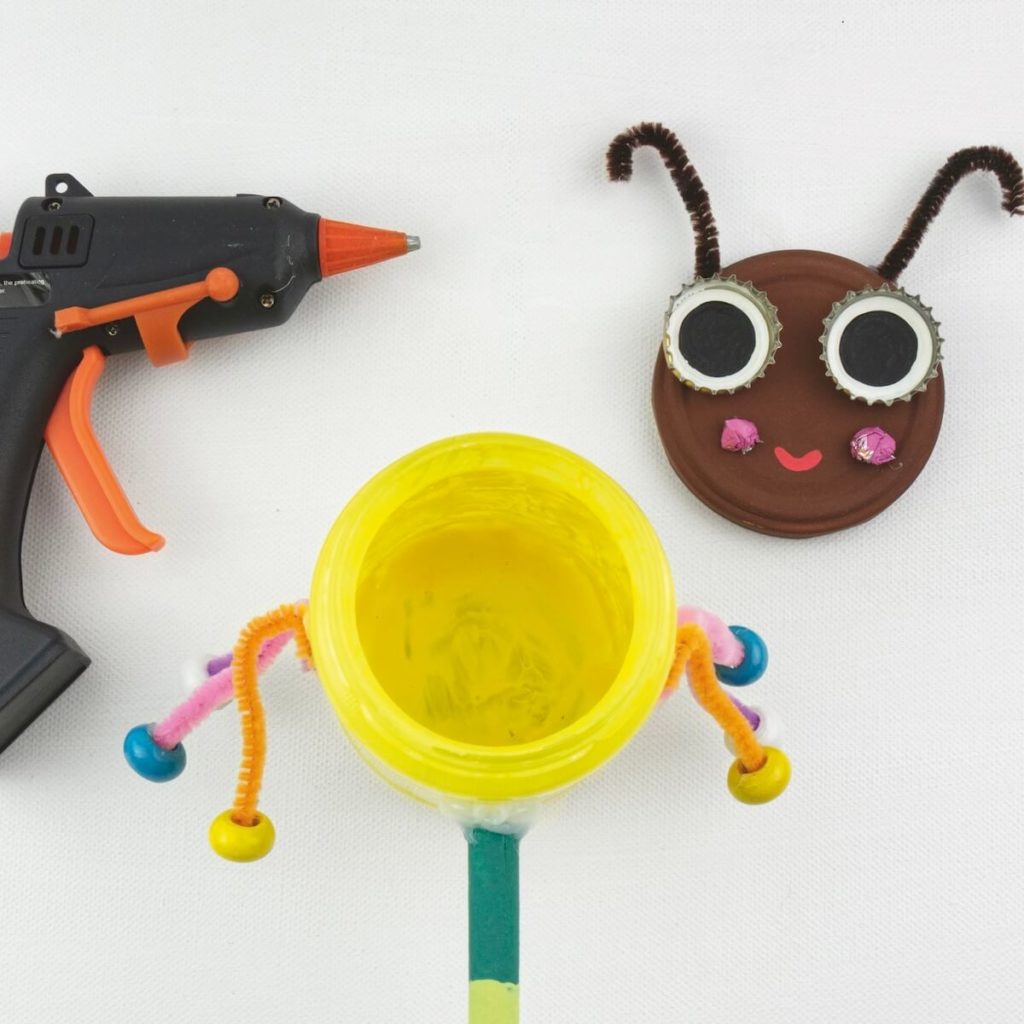 gluehwuermchen-glas-basteln-bastelidee-fuer-kinder-gartenstecker-diy-upcycling