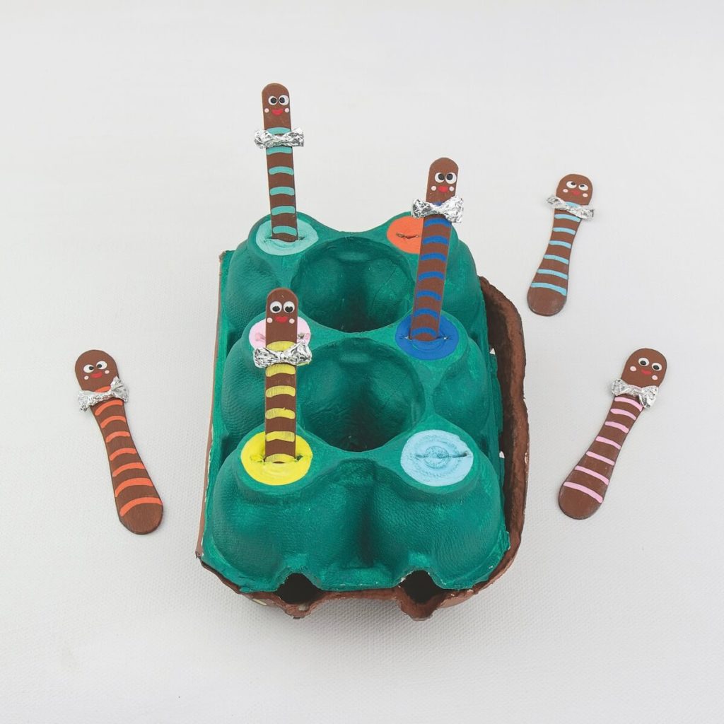 regenwurm-spiel-aus-eierkarton-und-eisstielen-basteln