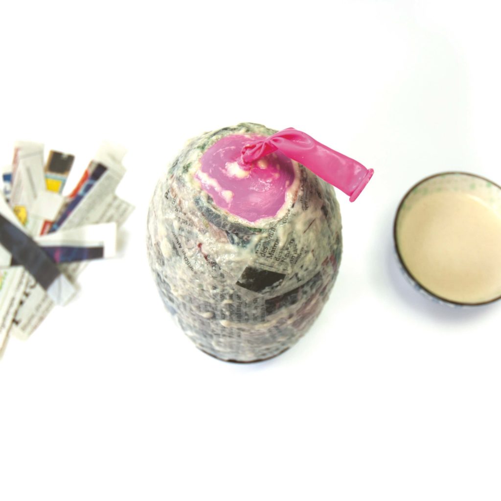 Sommer DIY: kuschelige Kaktus Lampe basteln 6 kaktus-lampe-aus-mehlkleister-basteln-einfach-nachhaltig-basteln