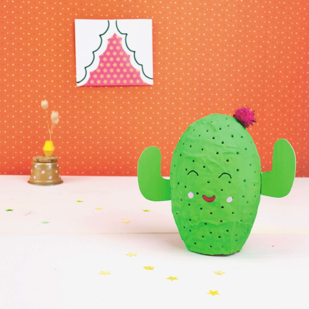 Sommer DIY: kuschelige Kaktus Lampe basteln 4 sommer-diy-kaktus-lampe-als-deko-basteln-upcycling-