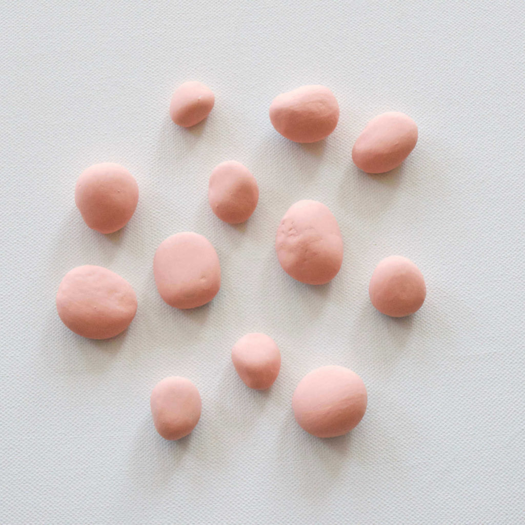 Lustiges Zug-Spiel aus Steinen basteln 4 steine-bemalen-grundieren