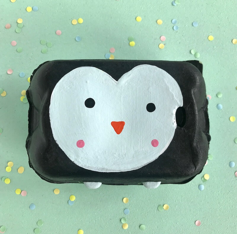 geschenkverpackung-weihnachten-aus-eierkartons-basteln-pinguin