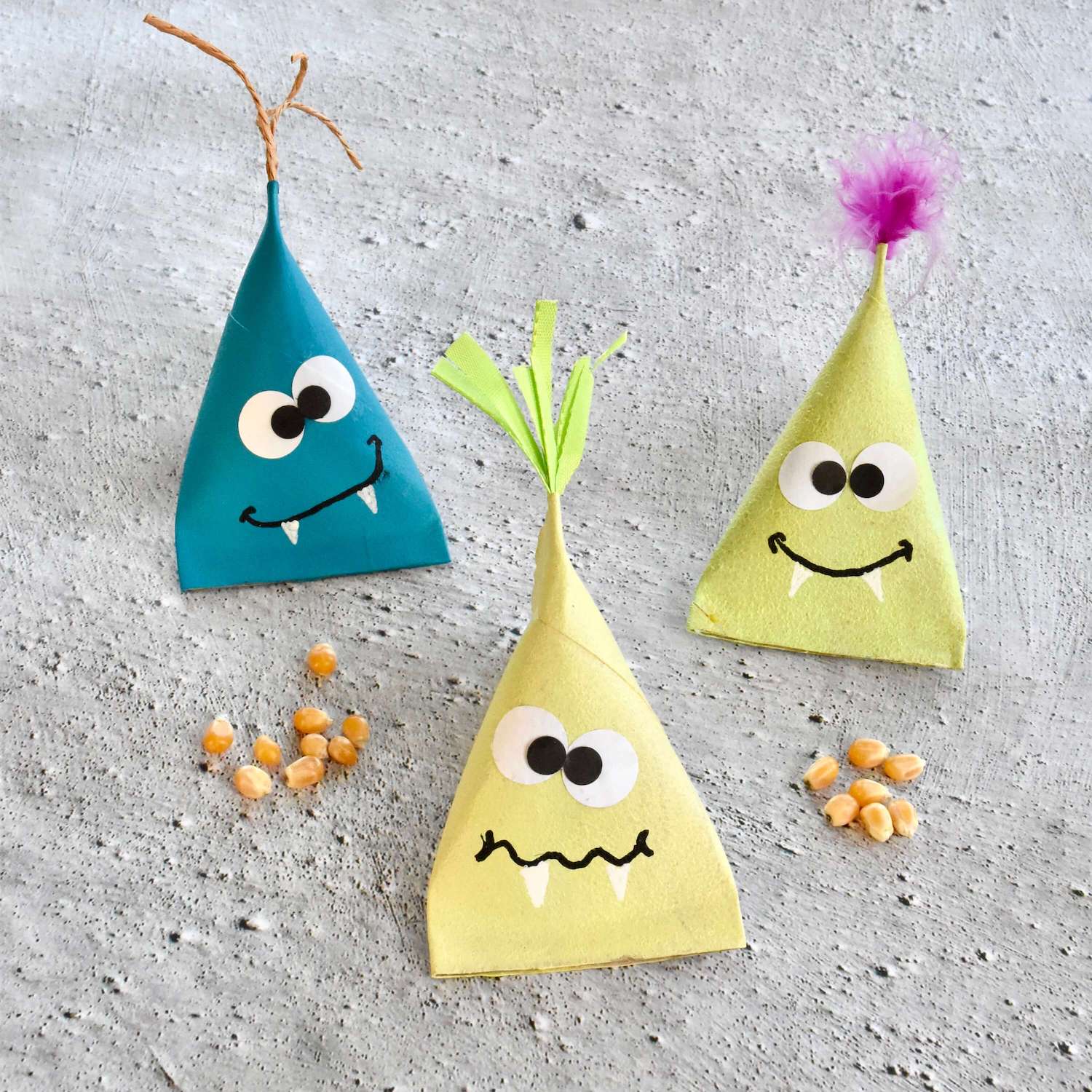 rasseln-aus-klorollen-basteln-upcycling-diy-monsterparty