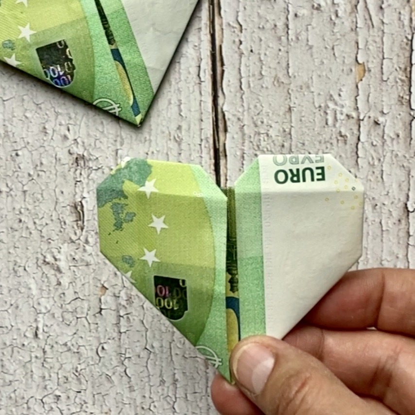 herz-aus-geldschein-falten-kreatives-diy-geldgeschenk-heimatdinge