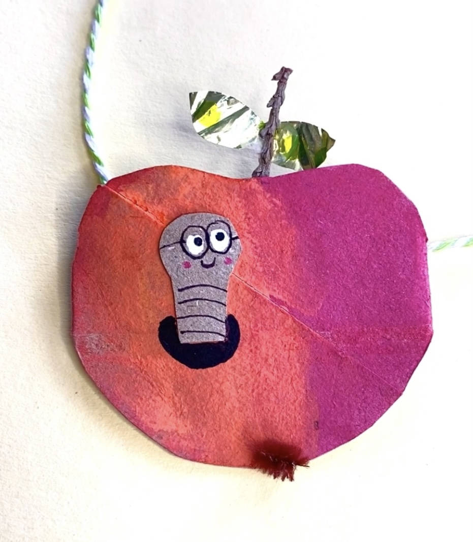 apfel-mit-wurm-aus-kllorolle-basteln-diy-herbst