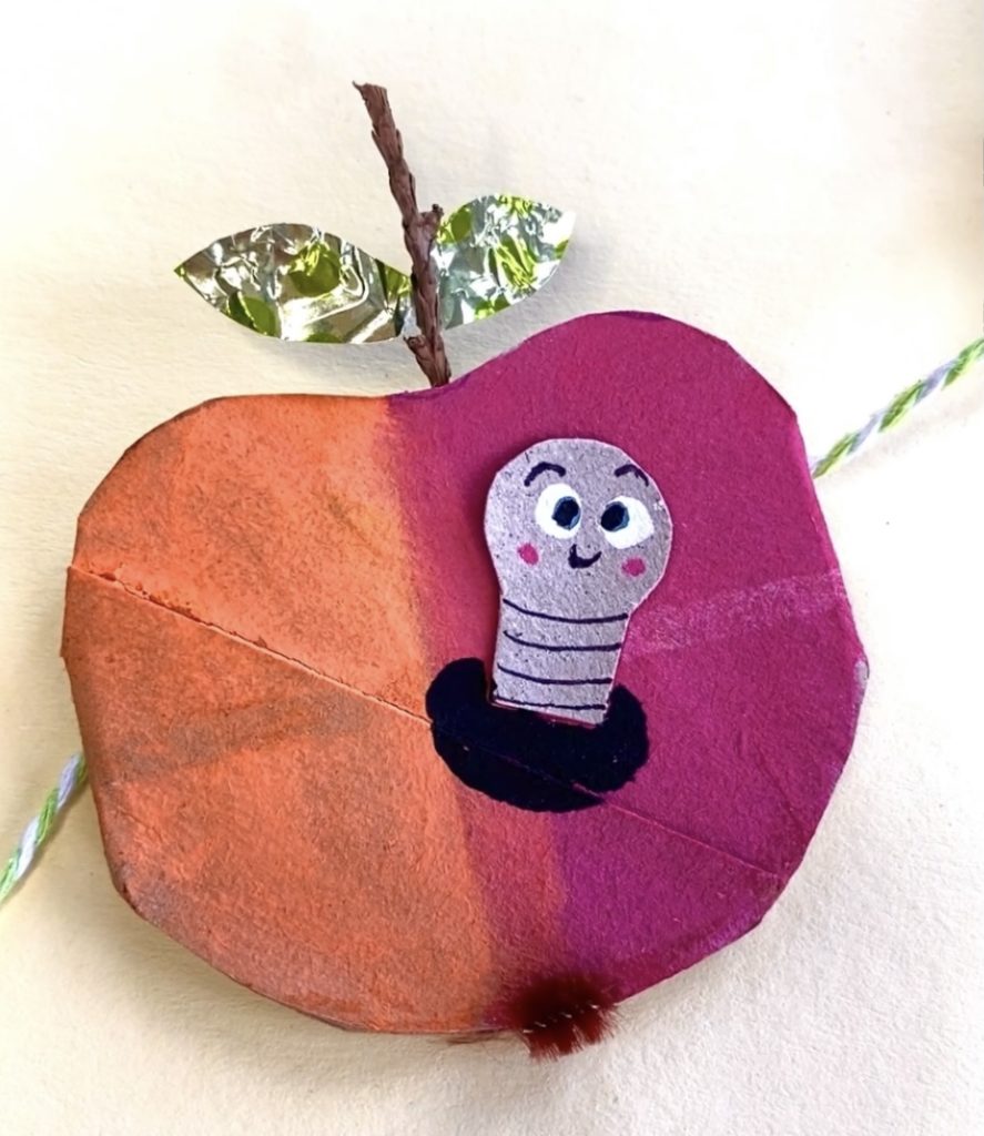 apfel-mit-wurm-basteln-diy-girlande-aus-klorollen