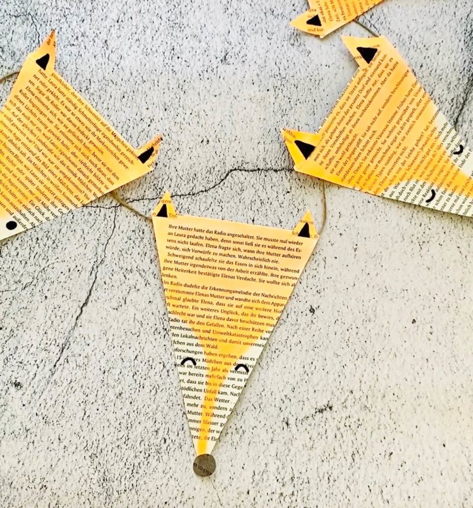 herbst-basteln-mit-kindern-fuchs-girlande-buchseiten-upcycling-herbstdeko