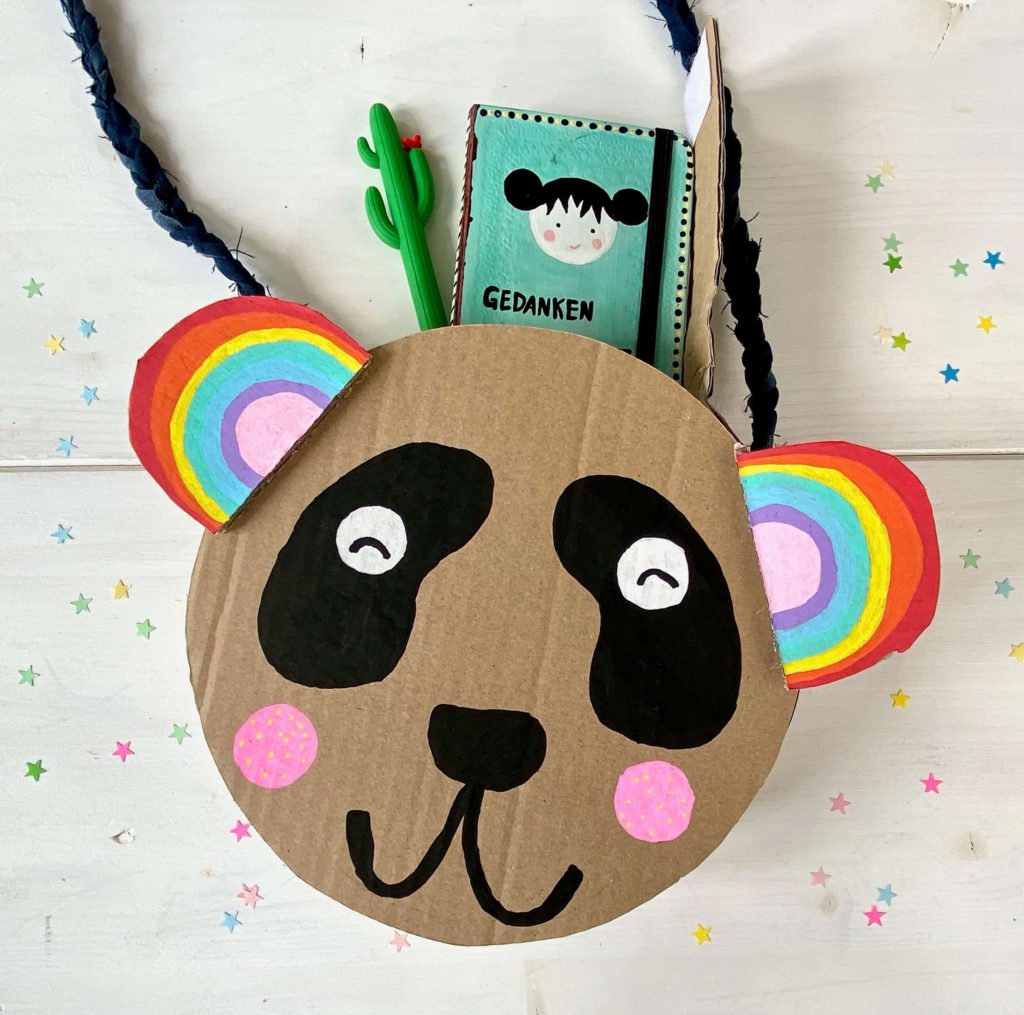 umhaengetasche-Pappe-basteln-kinder-upcycling-Workshop