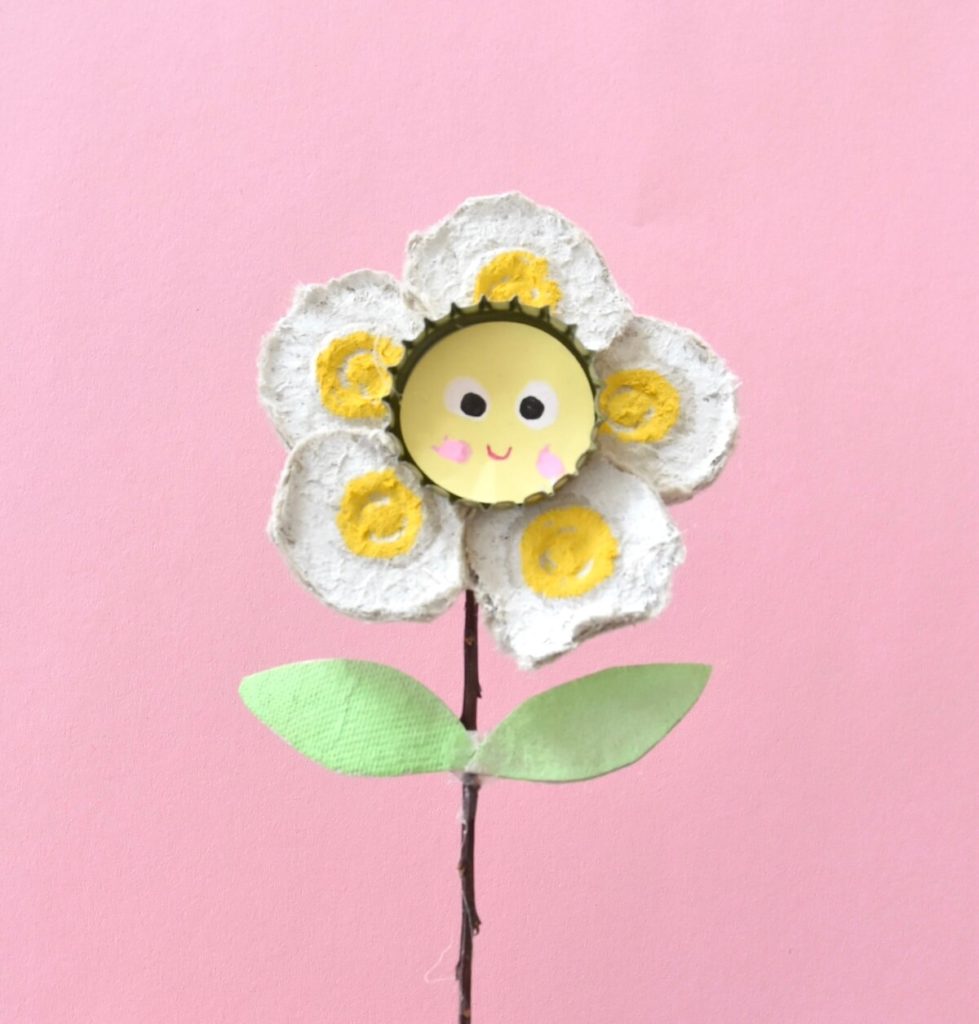 blumen-aus-eierkarton-basteln-anleitung-runde-blume-upcycling-mit-kindern