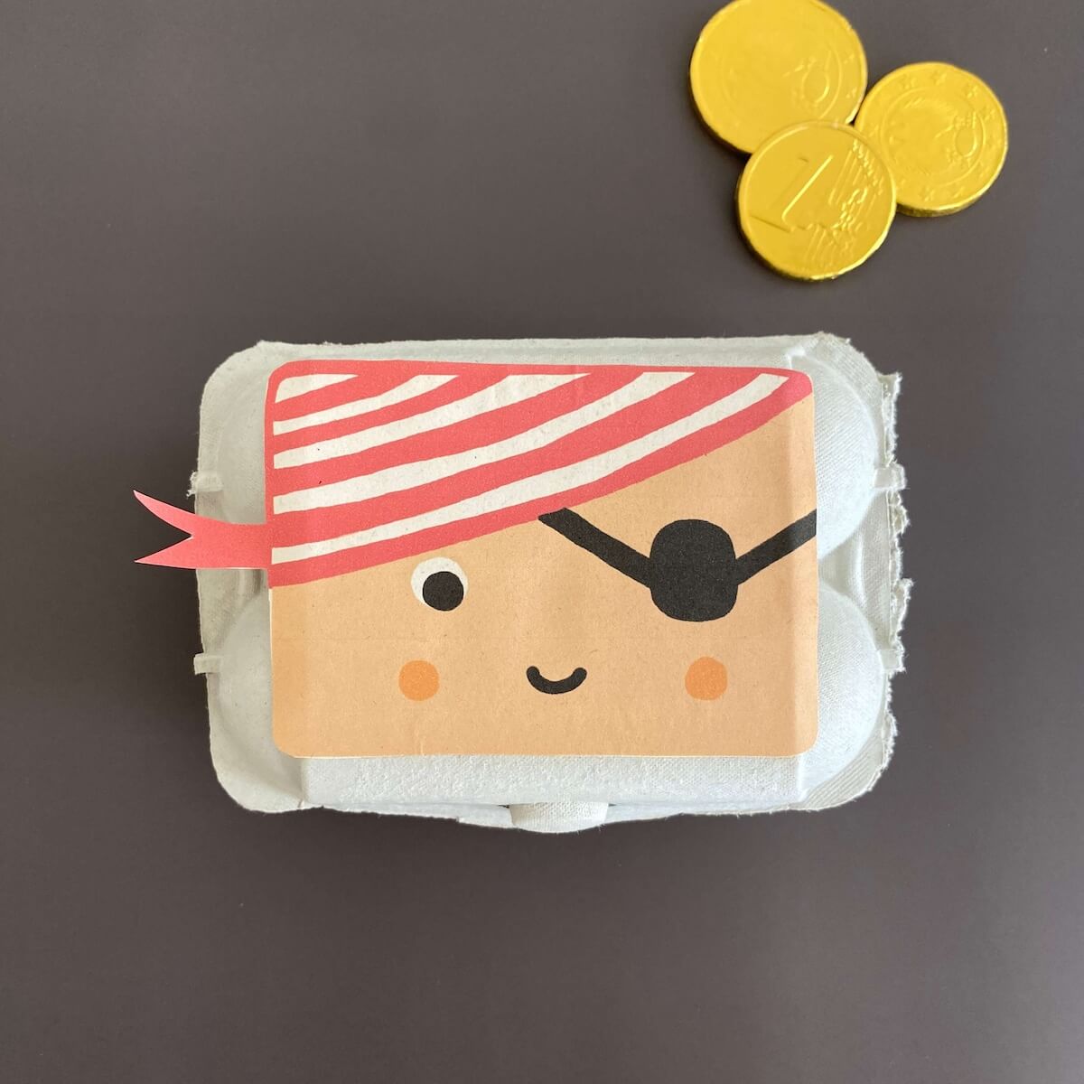 piratenparty-mitgebsel-bastelvorlage-kostenlose-vorlage-schatzkiste-aus-eierkarton-basteln