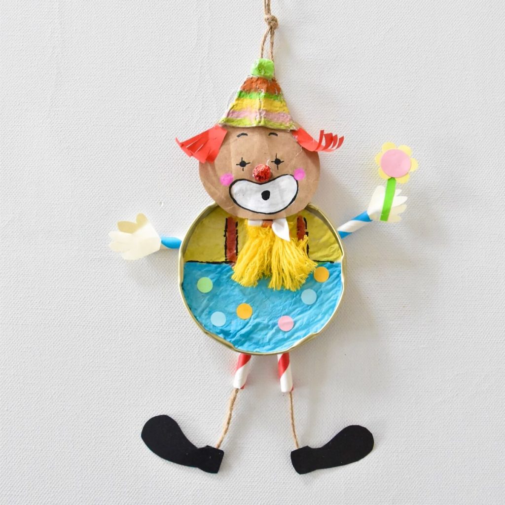 Upcycling Clown basteln 7 upcycling-clown-mit-kindern-aus-schraubeckeln-und-muell-basteln-anleitung