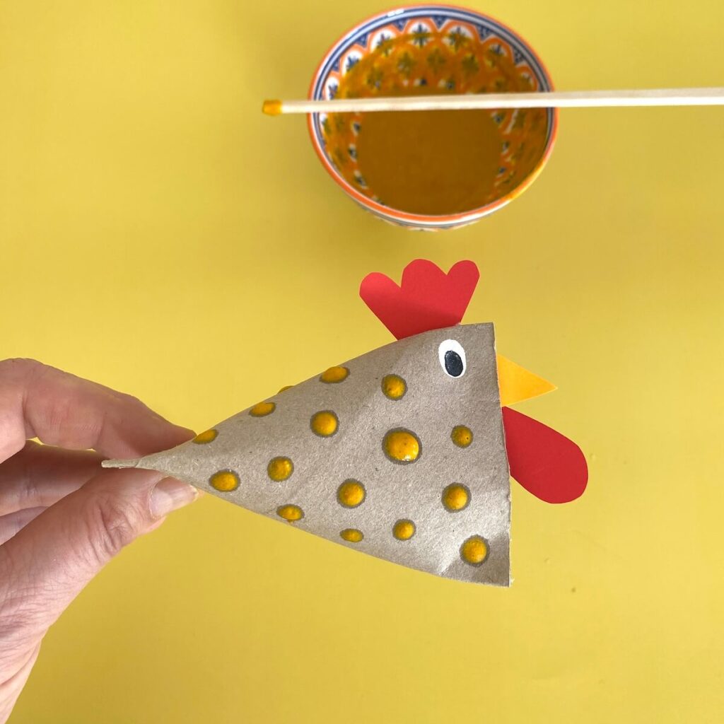 ostern-basteln-im-kindergarten-upcycling-oster-geschenkverpackung-aus-klorolle