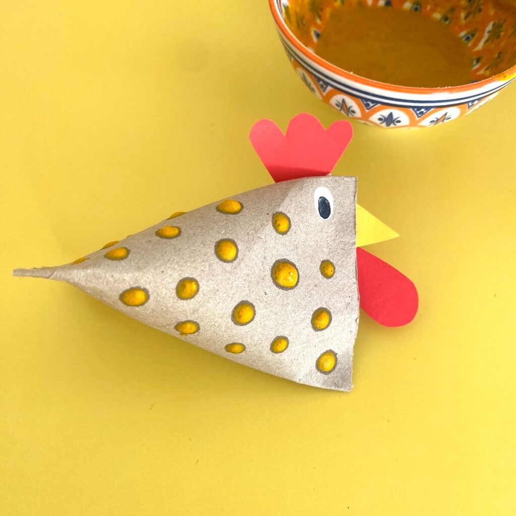 ostern-basteln-im-kindergarten-upcycling-oster-geschenkverpackung-aus-klorolle