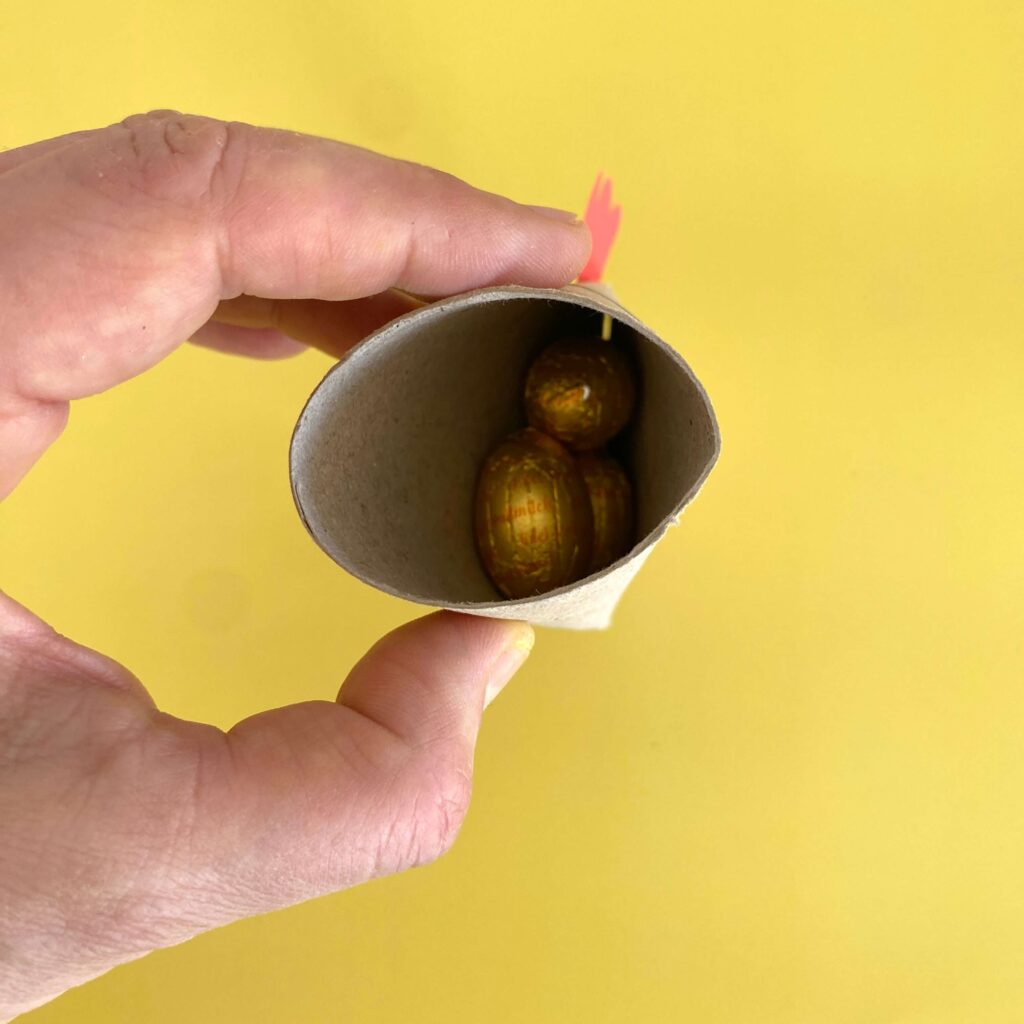 ostern-basteln-im-kindergarten-upcycling-oster-geschenkverpackung-aus-klorolle