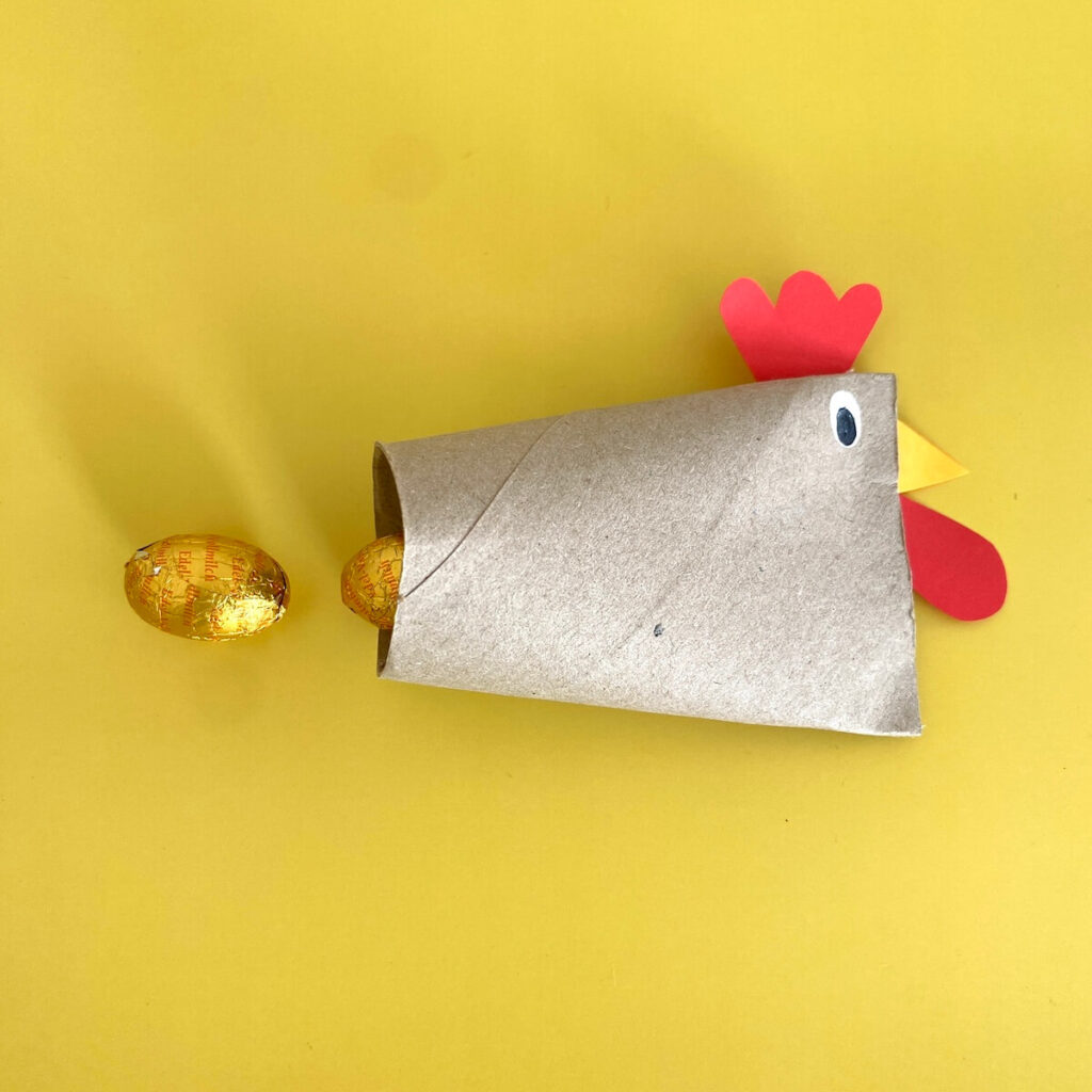 ostern-basteln-im-kindergarten-upcycling-oster-geschenkverpackung-aus-klorolle