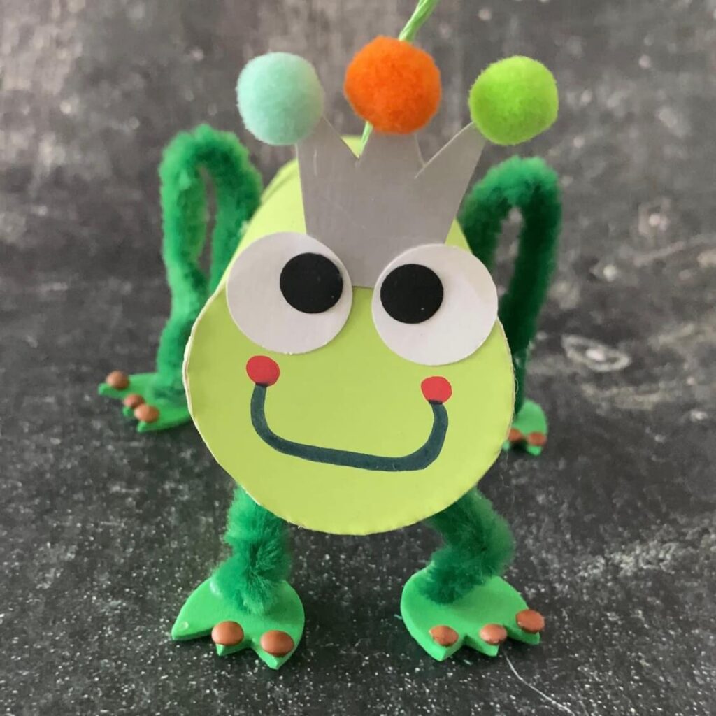 5 Einfache Upcycling Ideen für Kinder 11 upcycling frosch aus klorolle basteln