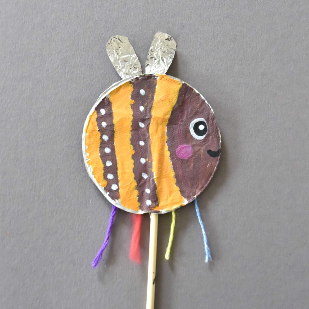 5 Einfache Upcycling Ideen für Kinder 10 joghurtdeckel-upcycling-deko-biene