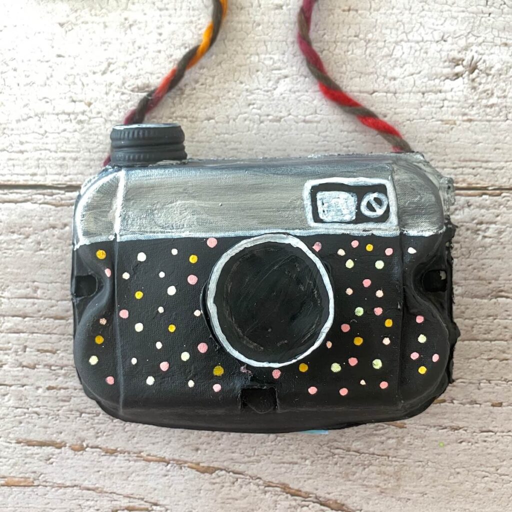 So einfach kannst du eine DIY-Kamera selber basteln 6 fotoapparat-aus-eierkarton-basteln