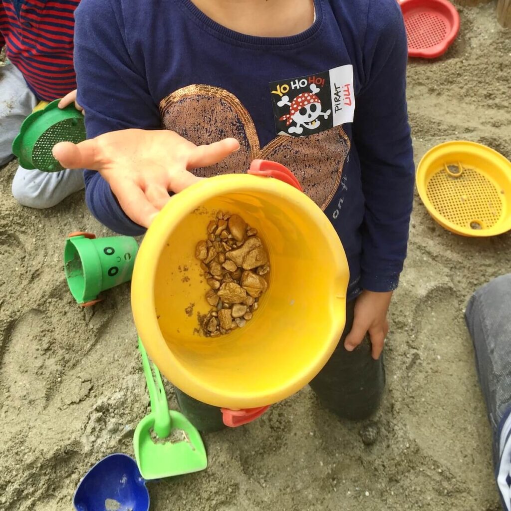 goldnuggest-für-einen-piratengeburtstag-selbermachen-