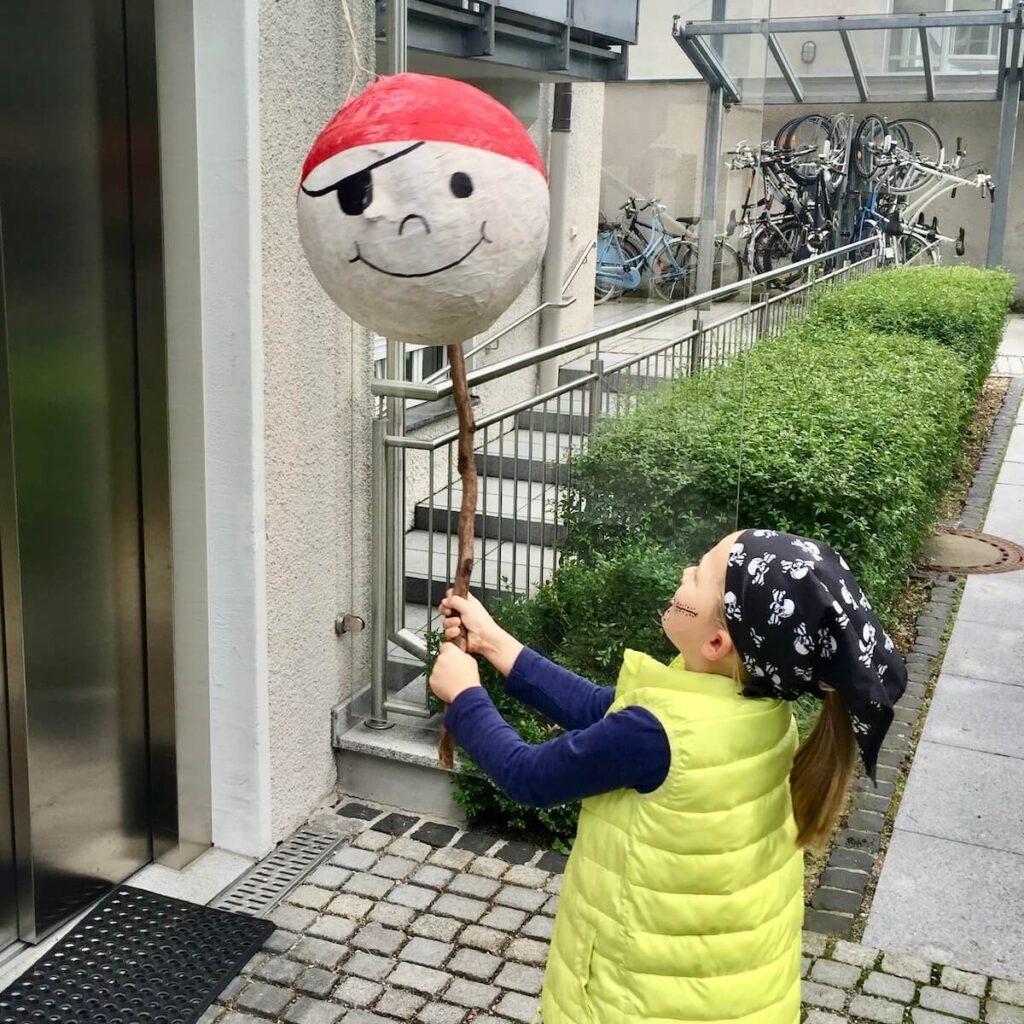 kleiner-pirat-schlaegt-piraten-pinata