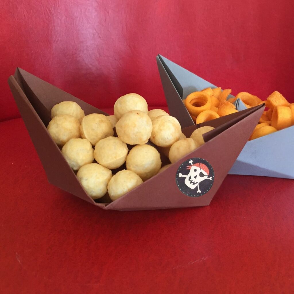 schiffchen-aus-papier-als-schaelchen-fuer-partysnacks
